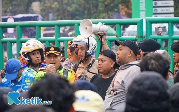 Thumbnail Pertandingan Persib-PSIS Diwarnai Kericuhan, Kapolresta Bandung Sayangkan Panpel Jual Tiket ke Suporter Tamu