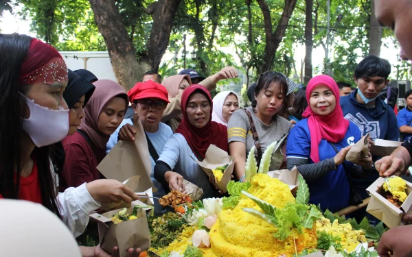 Thumbnail Anniversary Sweet Seventeen, Mercure Surabaya Grand Mirama Bagikan 170 Tumpeng Robyong