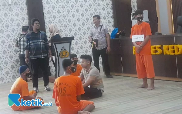 Thumbnail Peragakan 55 Adegan, Polres Kediri Kota Gelar Rekonstruksi Penganiayaan Santri asal Banyuwangi