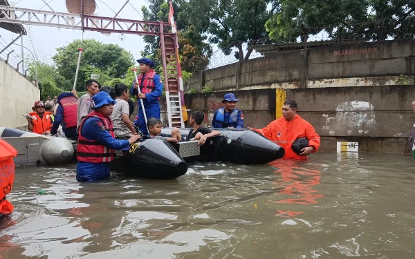 Thumbnail Banjir Genangi 38 Ruas Jalan DKI Jakarta, BPBD Kerahkan Personel dan Siagakan Perahu Karet