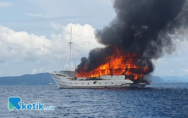 Thumbnail Kapal LOB Oceanic Terbakar di Perairan Raja Ampat, ABK dan Wisatawan Selamat