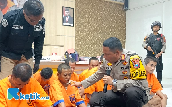 Thumbnail Transaksi Narkoba Bawa Senpi, Polisi Tangkap Penjaga Jaring Bawang di Probolinggo