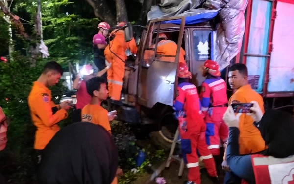 Thumbnail Berita - Mengantuk, Truk Hantam Pohon di Depan Hotel Sahid Surabaya, Supir Kegencet Body Truk