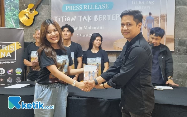 Thumbnail Kisah Dibalik 'Titian Tak Bertepi', Novel Perdana Nadia Maharani