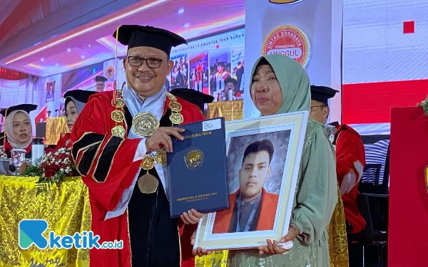 Thumbnail Berita - Anak Meninggal Jelang Lulus, Ibunda Menangis Haru Wakili Wisuda di Untag Surabaya