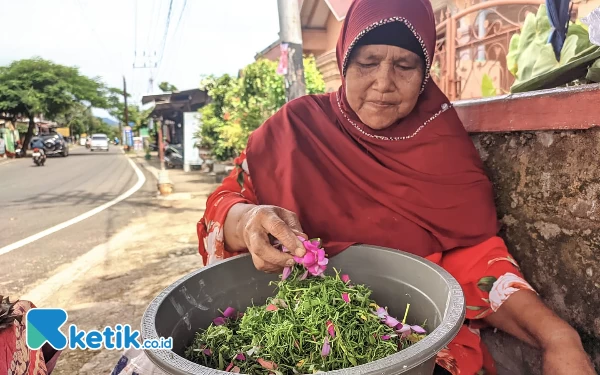 Thumbnail Berita - Mendekati Ramadan, Penjual Bunga Nyekar di Pacitan Mulai Bermunculan