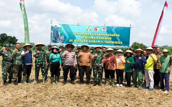 Thumbnail Gelar Pembinaan Ketahanan Pangan Terpadu, Kodim Bojonegoro Tanam Perdana Jagung