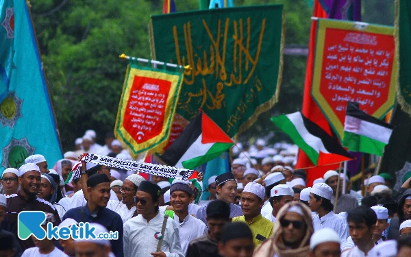 Thumbnail Dengan membawa syal bertuliskan "Save Palestine Save Al-Aqsha" masyarakat mengikuti puncak ziarah kubro atau tradisi ziarah kubur 10 hari menjelang bulan suci Ramadhan di Palembang, Sumatera Selatan, Minggu (3/3/2024). Ziarah kubro ini sudah dimulai 3 hari dari Tanggal 1 Maret 2024 dan puncaknya pada Tanggal 3 Maret 2024. Wahyu Rahmanto/Ketik.co.id