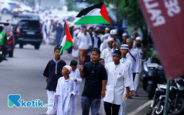 Thumbnail Tampak warga dengan membawa pendera Palestina saat mengikuti puncak ziarah kubro atau tradisi ziara kubur 10 hari menjelang bulan suci Ramadhan di Palembang, Sumatera Selatan, Minggu (3/3/2024). Selain masyarakat Palembang, ada juga peziarah dari luar kota seperti, Jawa Timur, Jawa Tengah, Jawa Barat, DKI Jakarta, dan Kepulauan Bangka Belitung yang ikut hadir dalam puncak ziarah kubro tersebut. Wahyu Rahmanto/Ketik.co.id