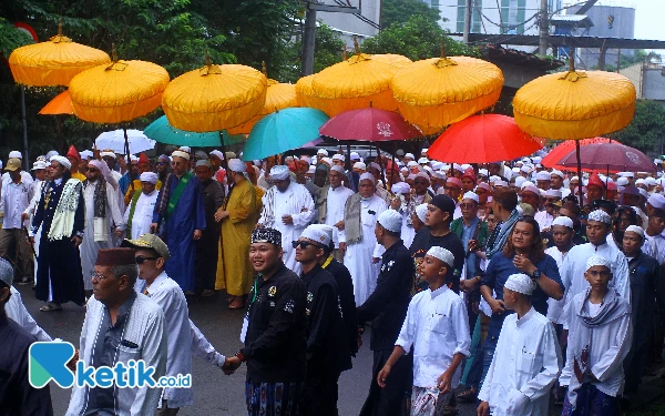 Thumbnail Para ulama dan habib yang mengikuti puncak ziarah kubro atau tradisi ziarah kubur 10 hari menjelang bulan suci Ramadhan atau 10 hari terakhir bulan Sya'ban di Palembang, Sumatera Selatan, Minggu (3/3/2024). Para ulama, habib dan masyarakat berziarah kemakam para ulama dan habib serta makam Sultan Mahmud Badaruddin I. Wahyu Rahmanto/Keti.co.id