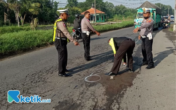 Thumbnail Penabrak Guru Lansia hingga Tewas Menyerahkan Diri ke Anggota Satlantas Polresta Sidoarjo