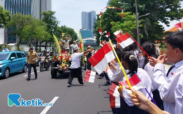 Thumbnail Berita - Raih Adipura Kencana, Wali Kota Surabaya: Teman-Teman Kebersihan yang Sangat Luar Biasa