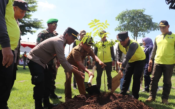 Thumbnail Berita - Acara Bakti Sosial Meriahkan Perayaan HUT Satpol PP, Damkarmat hingga Satlimnas di Jember