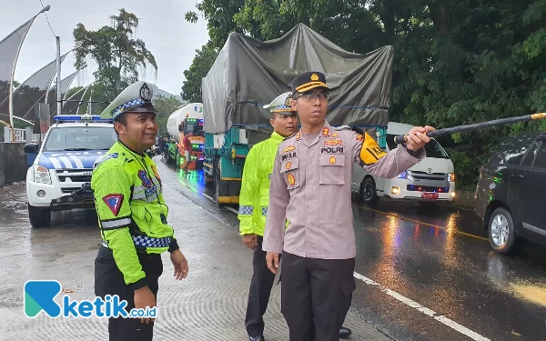 Kapolres Situbondo Turun Langsung Urai Kemacetan di Jalan Pantura Klatakan