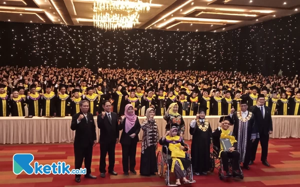 Thumbnail Ribuan Mahasiswa Diwisuda, Direktur Universitas Terbuka Surabaya Ungkap Rasa Bangga