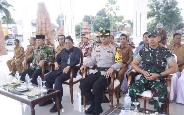 Thumbnail Dihadiri Kapolres Situbondo, Bupati Karna Dorong Satlinmas Bantu Polisi