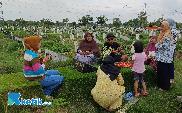 Thumbnail Berita - Jelang Ramadan, TPU Keputih dan Ngagel Dipenuhi Peziarah