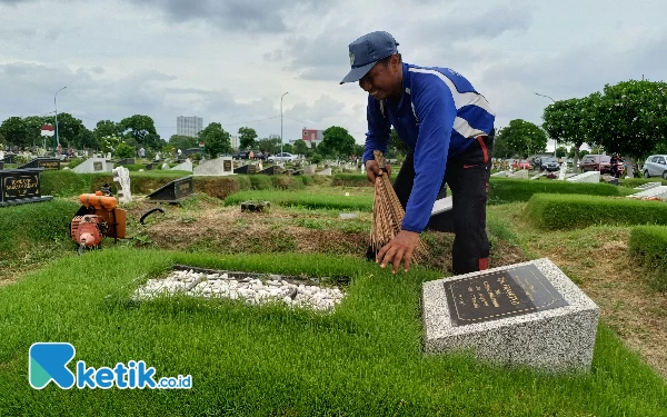 Thumbnail Berita - Banyak Peziarah di TPU Keputih Jelang Ramadan, Petugas Kebersihan Ketiban Berkah