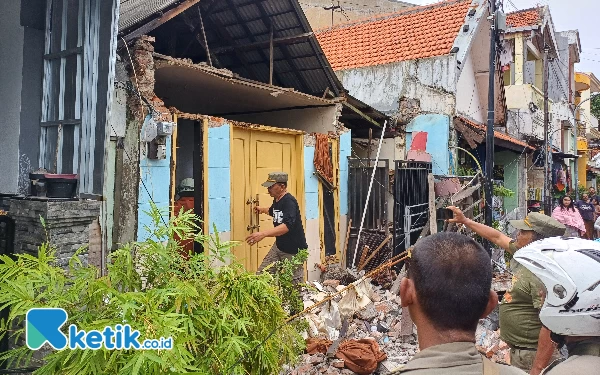 Thumbnail Dramatis, Penyelamatan Ibu Hamil yang Terjebak Tembok Teras Rumah Ambruk