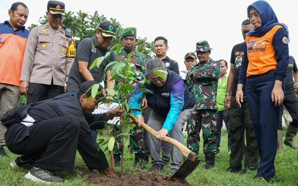 Thumbnail Berita - Perkuat Vegetasi, Ratusan Relawan Lakukan Penghijauan di Lingkar Klotok Kota Kediri