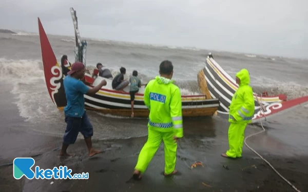 Thumbnail Berita - Perahu Karam Diterjang Ombak, Tiga Nelayan Situbondo Selamat