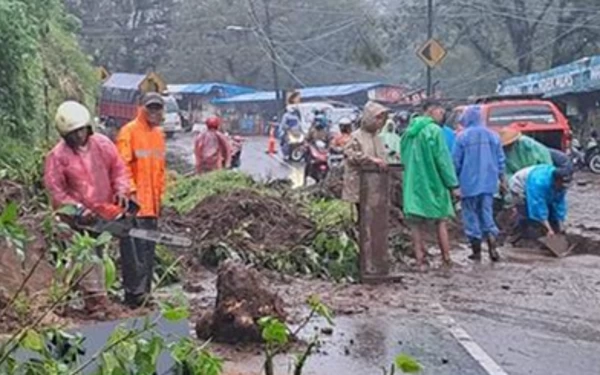 Thumbnail Hujan Seharian, Longsor Landa 4 Titik di Kota Batu