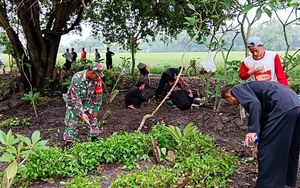 Thumbnail Sambut Ramadan, Babinsa Sumberrejo Bojonegoro dan Warga Bersih-Bersih Area Makam