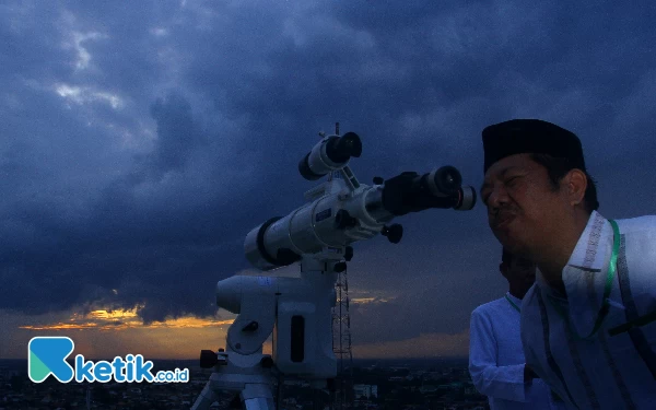 Thumbnail Petugas melakukan pemantauan hilal penetapan 1 Ramadhan 1445 H di salah satu Hotel di Kota Palembang, Sumatera Selatan. Minggu (10/3/2024). Dari hasil pemantauan tersebut, hilal belum dapat dilihat di langit kota Palembang. Wahyu rahmanto/Ketik.co.id