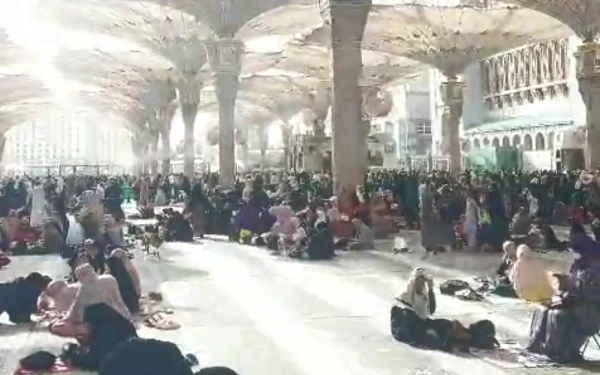 Thumbnail Berita - Suhu Dingin Menyelimuti Salat Tarawih Pertama di Masjid Nabawi