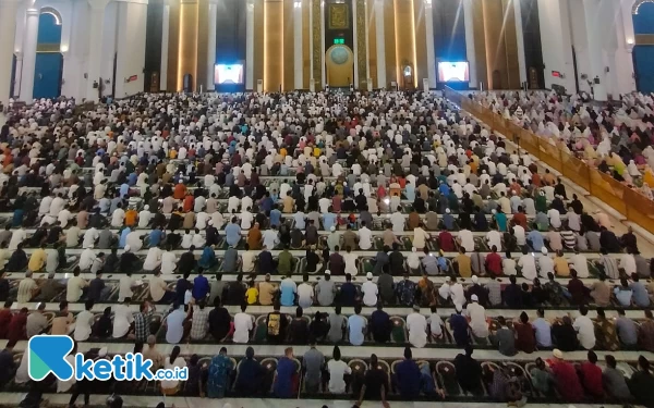 Thumbnail Berita - 15 Ribu Jemaah yang Didominasi Gen-Z dan Milenials  Jalani Salat Tarawih Pertama di Masjid Al Akbar Surabaya