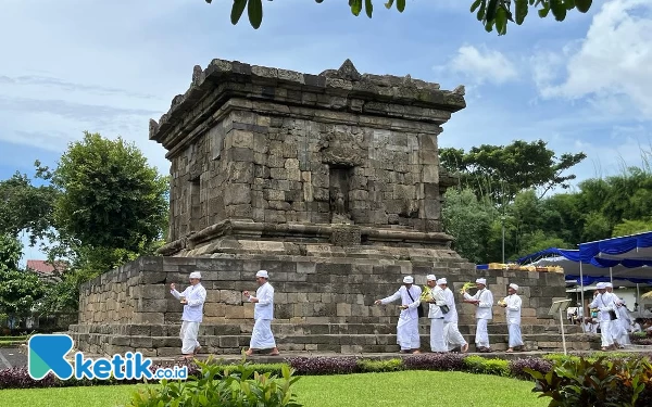 Thumbnail Tak Hanya Ibadah, Upacara Ngembak Geni Jadi Upaya Pembersihan Spiritual Candi Badut