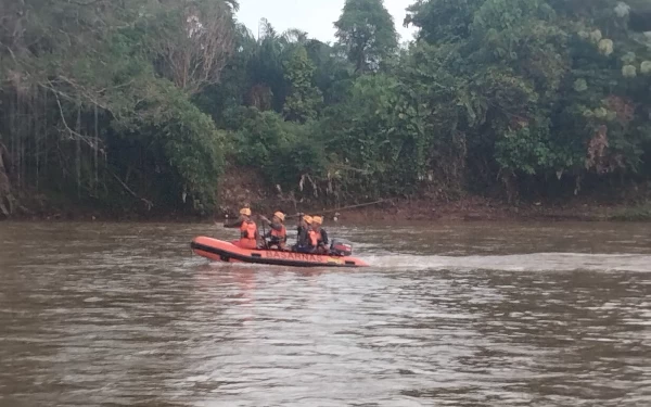 Thumbnail Tim SAR Gabungan Masih Terus Cari Pete yang Tenggelam di Sungai Rupit