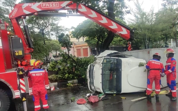 Thumbnail Berita - Mengantuk, Sehari Dua Truk Terguling di Surabaya