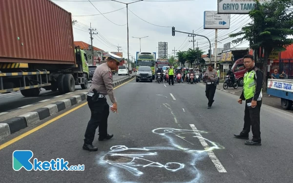 Thumbnail Terlibat Kecelakaan dengan Dua Trailer hingga Tewas di Sidoarjo, Mahasiswi Ngawi Ditinggal di Aspal