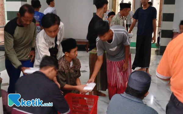 Thumbnail Ratusan Warga Serbu Buka Puasa Gratis di Masjid Agung Pacitan