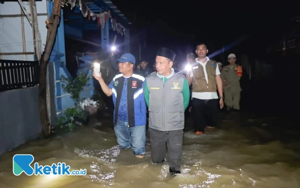 Thumbnail Berita - Pj Bupati Pamekasan Tinjau Lokasi Banjir, Beri Bantuan Makanan Siap Saji