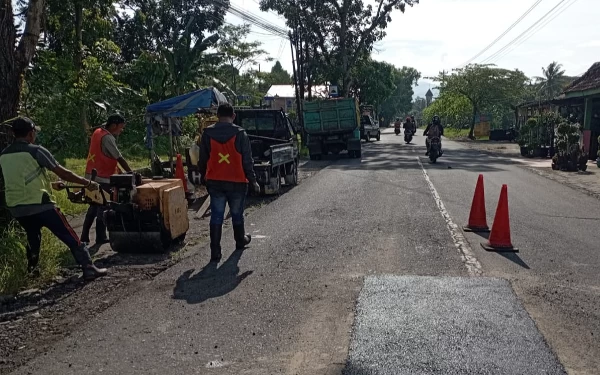 Thumbnail Meski Dilakukan Penambalan di Jalan Godean Sleman, Warga Tetap Akan  Pasang Spanduk di Jalan Berlubang