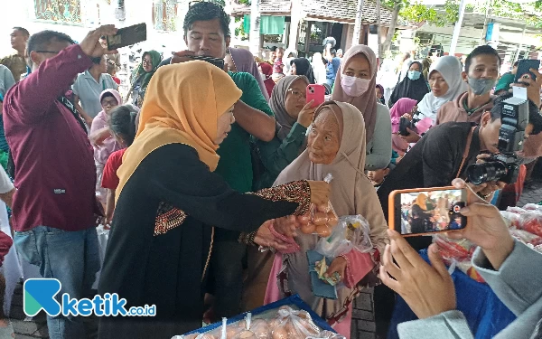 Thumbnail Hari Kelima Puasa, Khofifah Bagikan Telur untuk Ibu Hamil dan Beras untuk Lansia