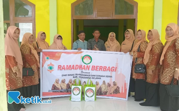 DWP Transnaker Halmahera Selatan Bagi-bagi Alquran di Hari Ke-5 Ramadan