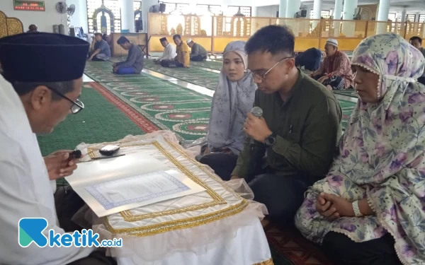 Thumbnail Berita - Orang Tua Berbeda Agama, Rivan Ikrarkan Jadi Muslim di Masjid Al-Akbar Surabaya