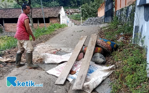 Thumbnail Tanah Gerak di Brau Kota Batu Akibatkan Sejumlah Rumah Rusak dan Jalan Ambles