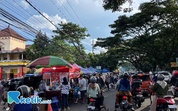 Thumbnail Pasar Takjil Kota Malang Meluber hingga Badan Jalan