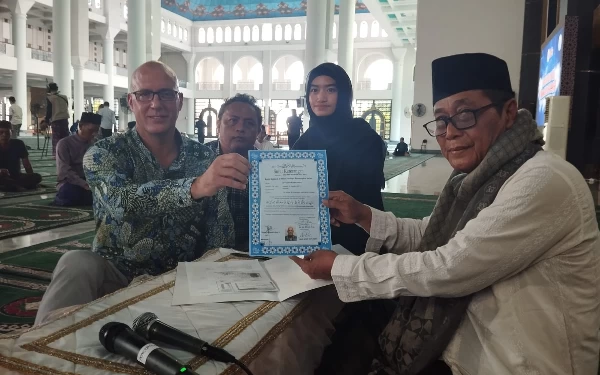 Thumbnail Berita - Seorang Ateis Terketuk Hatinya Hingga Masuk Islam di Masjid Al-Akbar Surabaya