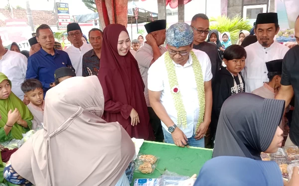 Thumbnail Berita - Ada Bazar di Grujugan Kidul, Pj Bupati Bondowoso Borong Menu Takjil dan Beri Apresiasi