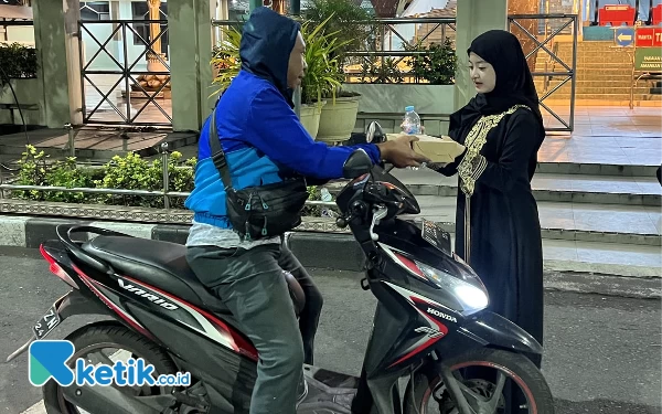 Thumbnail Puluhan Siswa SMA Al Muslim Sidoarjo Bagikan Sahur Gratis