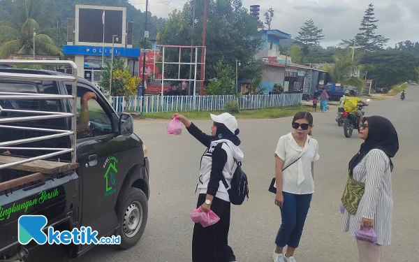 Thumbnail Pembagian takjil yang dilakukan dalam bulan suci Ramadhan ini sebagai ajang untuk merekatkan hubungan antara sesama guru di SMKN 2 Raja Ampat. (Foto: Abi/Ketik.co.id)