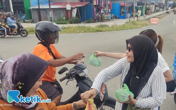 [Berita Foto] Serunya Bagi-Bagi Takjil SMK Negeri 2 Raja Ampat