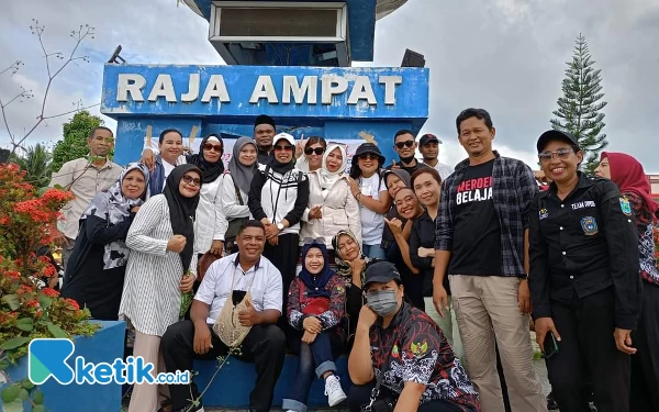 Thumbnail Berita - Rekatkan Kebersamaan, Civitas SMKN 2 Raja Ampat Gelar Aksi Pembagian Takjil di Waisai