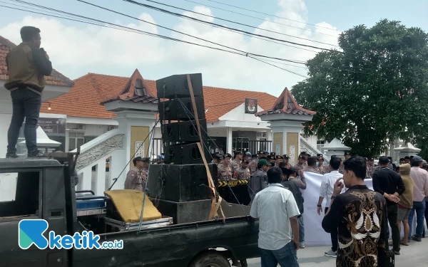 Thumbnail Berita - APMP Jatim Tuding Ketua KPU Bangkalan Intruksikan PPK Hapus Suara Caleg