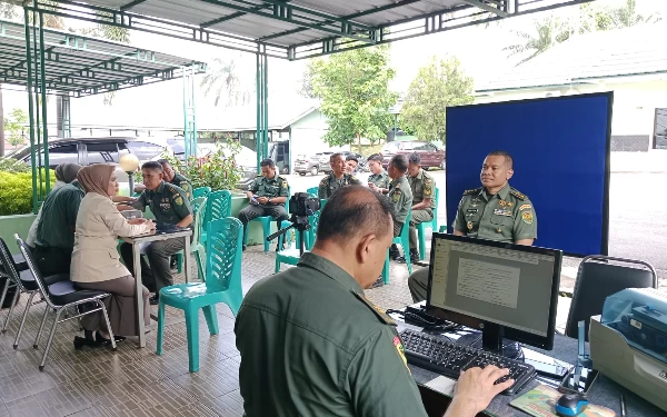 Prajurit Korem 044 Gapo Antre di Layanan SIM TNI Keliling